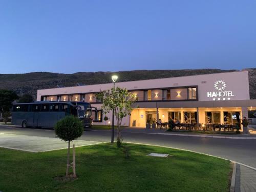 Nespecifikovaný výhled na hory nebo výhled na hory při pohledu z hotelu