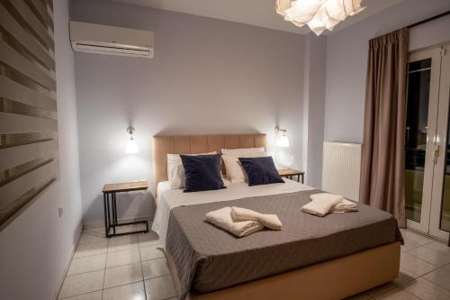 sypialnia z łóżkiem z 2 poduszkami w obiekcie Villa Cool with Private Pool, Mountain & Sea View w mieście Ayía Marína