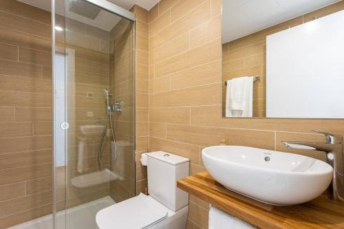 Koupelna v ubytování Ensuite Sea & Pool Views with Private Parking