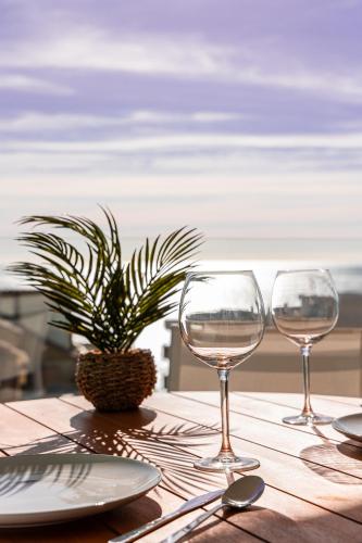 Ensuite Sea & Pool Views with Private Parking