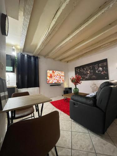 un salon avec un canapé et une table dans l'établissement PopCorn&Netflix, à Bourges