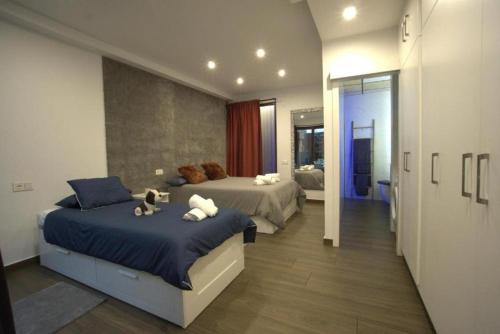 A bed or beds in a room at RentalSevilla Looks Pretty and modern