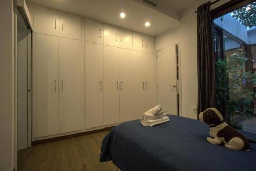 A bed or beds in a room at RentalSevilla Looks Pretty and modern