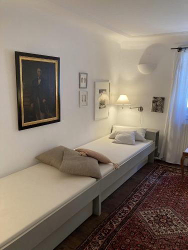 a bedroom with two beds and a picture on the wall at Ferienwohnungen auf der Stadtmauer 