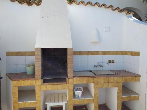 een model van een keuken met een aanrecht en een wastafel bij Villa Ventura 8 Pers in Pego
