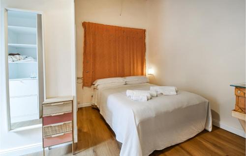 Un pat sau paturi într-o cameră la Gorgeous Apartment In Sessa Aurunca With Kitchen