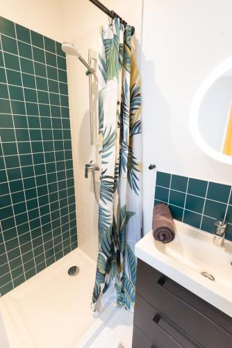 une salle de bain avec douche et lavabo dans l'établissement Appartement T2 neuf, cosy & tout confort - Proche Centre ville par Groom, à Lorient