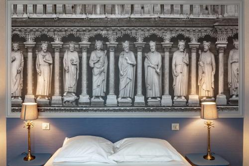 Ένα ή περισσότερα κρεβάτια σε δωμάτιο στο Hotel Saint Christophe