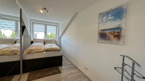 1 Schlafzimmer mit 2 Betten und einem Fenster in der Unterkunft Ferienwohnung mit Blick aufs Meer in Wilhelmshaven in Wilhelmshaven