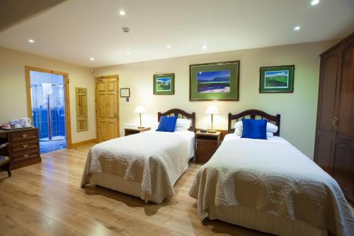 Una cama o camas en una habitación de The Tides Ballybunion