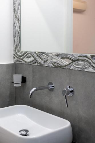 Un baño de Little Square Arona
