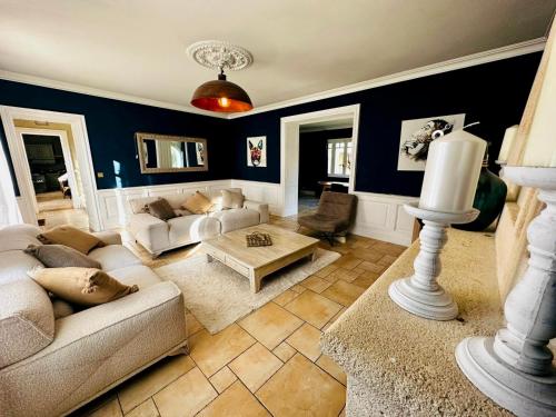 sala de estar con sofá y mesa en Domaine des Hugons en Prignac-et-Marcamps