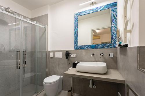 Un baño de Little Square Arona