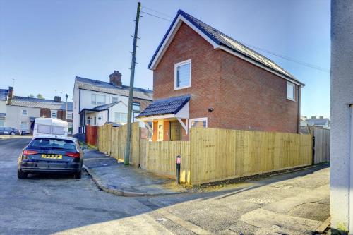Modern 2BR House & Private parking & Kid-friendly