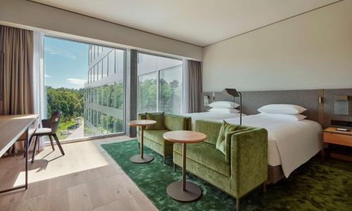 Postel nebo postele na pokoji v ubytování Hyatt Regency Zurich Airport Circle
