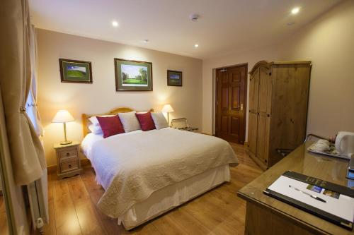 Una cama o camas en una habitación de The Tides Ballybunion
