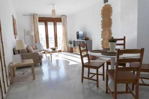sala de estar con mesa y sillas en Titan, edificio Hipercor, con Parking, en Huelva