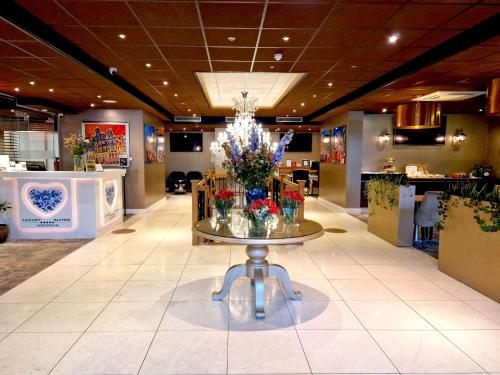 un vestíbulo con una mesa con flores. en Luxury Suites Amsterdam, en Ámsterdam