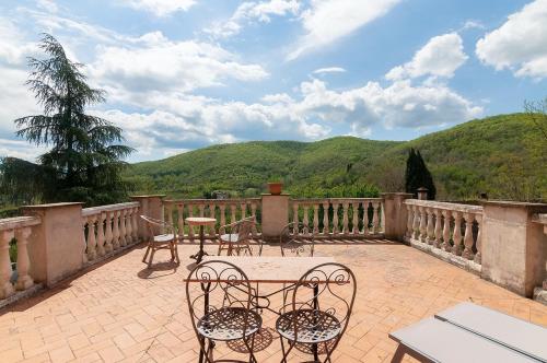 Nespecifikovaný výhled na hory nebo výhled na hory při pohledu z venkovského domu