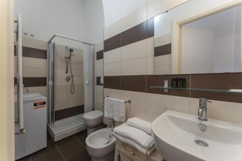 羅馬的住宿－Dalmati House San Lorenzo，一间带水槽、卫生间和镜子的浴室