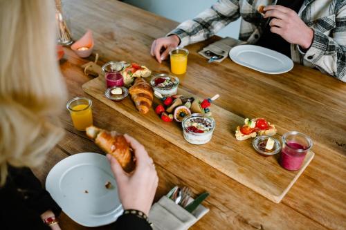 a group of people sitting at a table eating food at Uitgerust voor Zaken in Heerenveen