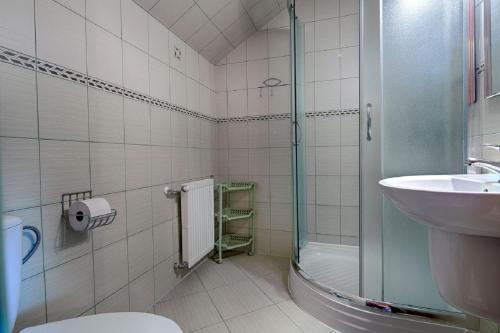 e bagno con doccia, servizi igienici e lavandino. di U Gruszków Centrum Zakopane a Zakopane