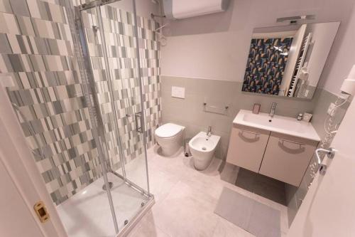 ein Bad mit einer Dusche, einem WC und einem Waschbecken in der Unterkunft Carlo Residence in Triest