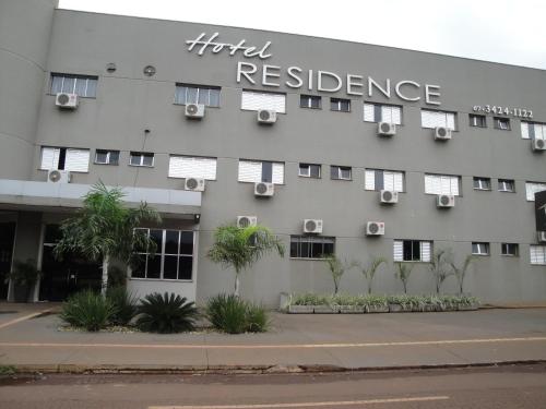 un edificio con las palabras resistencia del hotel en él en Hotel Residence, en Dourados