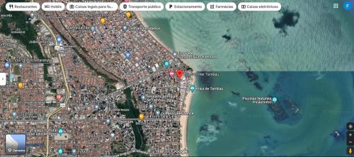 un mapa de una ciudad y el océano en Apartamento Flat Ecosummer Tambaú en João Pessoa