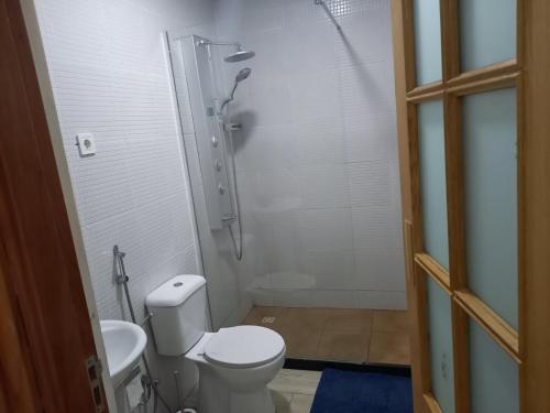 La salle de bains est pourvue d'une douche et de toilettes. dans l'établissement Pull Up, à Praia