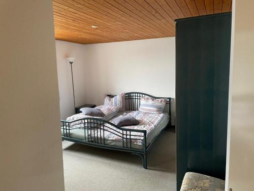 um quarto com uma cama e um tecto em madeira em Hotel Seestern em Berlingen