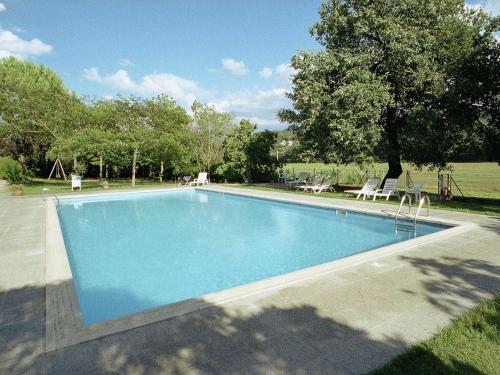 una piscina en medio de un patio en Apartment in Umbria near Lake Trasimeno, en Mantignana