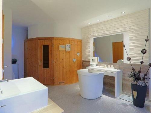 Ένα μπάνιο στο Holiday Home in Gönnersdorf near Badesee