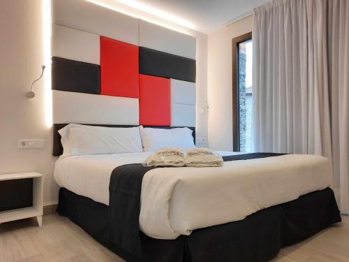 Säng eller sängar i ett rum på Apartamentos Ordesa Ainsa