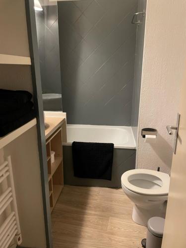 une salle de bain avec toilettes, baignoire et lavabo dans l'établissement Les Palmiers à 700m de la mer, à Nice