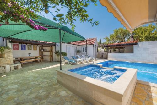 Foto Holiday home Škrika 5