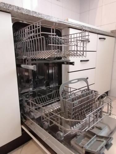 an empty dish drying rack in a dishwasher at Mary Rose ideale per 2 famiglie o gruppi di amici in Spongano