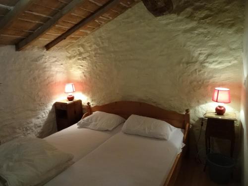 - une chambre avec un lit et deux lampes sur deux tables dans l'établissement La Colline d'Eyzahut Gites en Drôme Provençale, à Pont-de-Barret