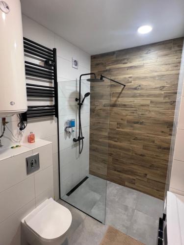 Ett badrum på Wood Apartment z Konsola X-Box
