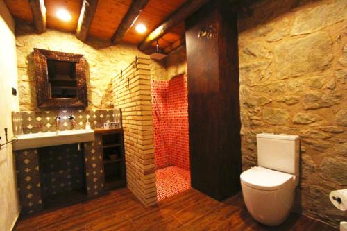 uma casa de banho em pedra com um WC e um chuveiro em Catalunya Casas Rustic Catalan countryside villa with private pool! em Peracamps