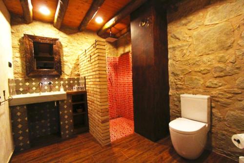 Koupelna v ubytování Catalunya Casas Rustic Catalan countryside villa with private pool!