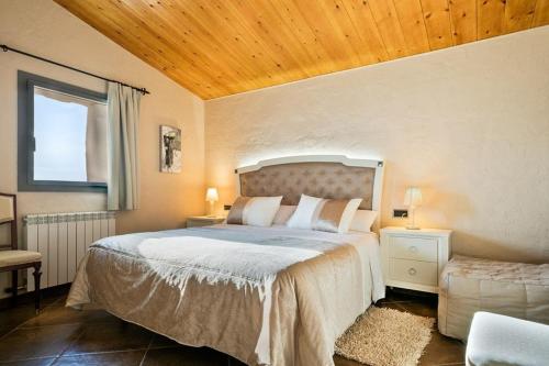 um quarto com uma cama grande e um tecto em madeira em Catalunya Casas Fabulous Villa for 28 with Heated Pool em Torá de Rulbregos