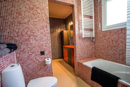 Senmanat的住宿－Catalunya Casas Modern and spacious with private pool close to BCN，浴室配有白色卫生间和浴缸。