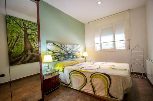 Schlafzimmer mit einem Bett mit Wandgemälde in der Unterkunft Catalunya Casas Modern and spacious with private pool close to BCN in Senmanat