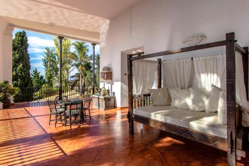 Banyeres del PenedesにあるCatalunya Casas Impressive and Idyllic mansion for up to 40 people!のベッドルーム1室(ベッド1台付)、バルコニー(テーブル付)