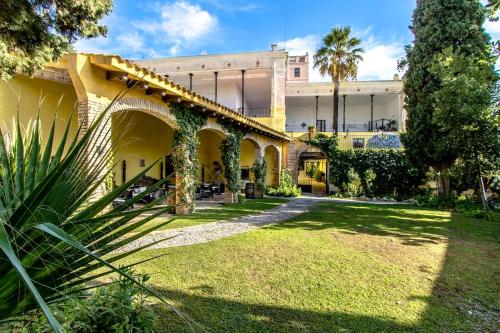 Banyeres del PenedesにあるCatalunya Casas Impressive and Idyllic mansion for up to 40 people!の庭付き建物の外観