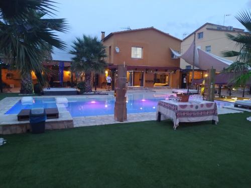 a backyard with a swimming pool and a house at Catalunya Casas Relax and Recharge - only 34km from Barcelona! in Rubí