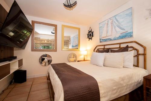 Cette chambre comprend un lit et une télévision. dans l'établissement La mejor Garden Suite Privada del complejo Coronado Luxury Club and Suites, à Playa Coronado