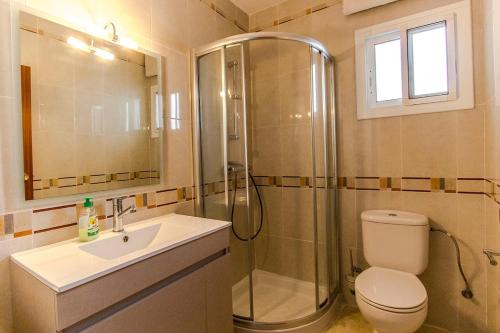 A bathroom at Catalunya Casas Beach Vibes Villa less than 1km to town and sea!