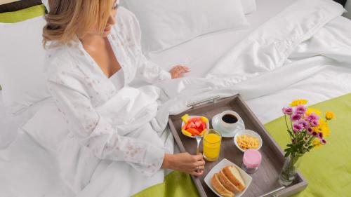 Ένα ή περισσότερα κρεβάτια σε δωμάτιο στο Hotel MC Suites - Confort cerca del Aeropuerto